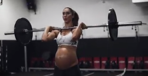 Musa fitness posta vídeos malhando pesado no nono mês de gravidez