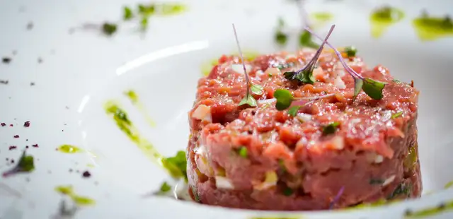 Faça steak tartar clássico com sabor de restaurante em 15 minutos