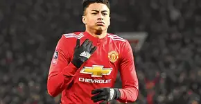 ‘Sexo’ com almofada deixa jogador do Manchester United enrolado