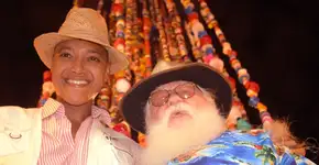 Músico cria instrumento musical com 15.000 tampas plásticas