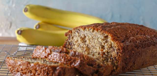 Pão de banana macio e aromático para aquele café