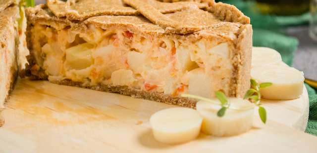 Quem prova essa torta cremosa de palmito com requeijão pede bis na primeira garfada