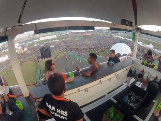 Bar içado a 40 metros é atração especial no Food Truck Park Mooca. Foto: Divulgação