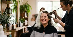 Nem café, nem canela: A tintura caseira que cobre permanentemente os cabelos brancos, oferecendo brilho e maciez