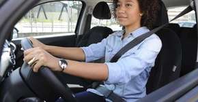 Atenção! Mulher na direção