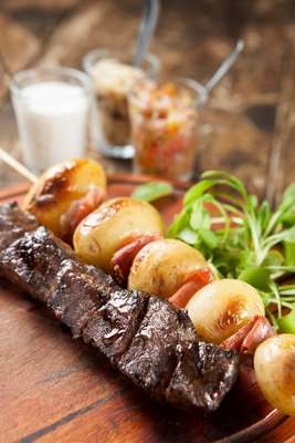 Espetinho de Kobe e Espetinho de batata bolinha. Foto: Foto: Rafael Lobo Zoltar