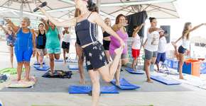 Quiosque tem aulas de yoga gratuitas em Copacabana