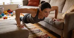 3 exercícios no sofá que tiram a flacidez dos braços