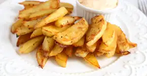 Batata assada com molho picante simplesmente deliciosa