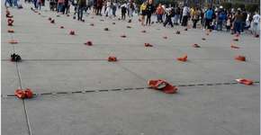 Artista espalha sapatos vermelhos contra o feminicídio no México