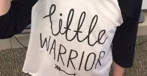 Um ano depois ela fez a mesma foto, dessa vez, livre do câncer