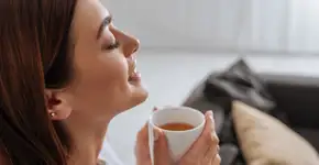 Os melhores chás para acabar com o inchaço no corpo