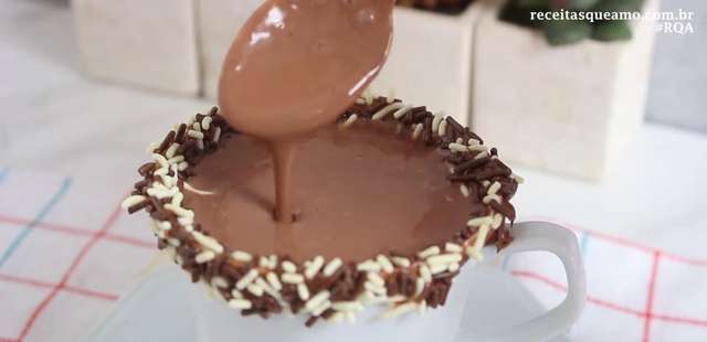 Faça um chocolate quente cremoso em minutos com apenas 4 ingredientes