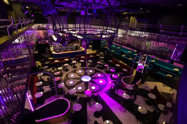 em roteiro definido, cada visita ao Love Cabaret sai diferente da outra: luz, som e clima evoluem no ritmo de quem está ali, do mais leve ao mais intenso, sem pressa