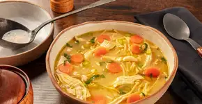 5 receitas de sopas, caldos e cremes com frango para o almoço