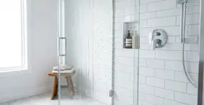 Nas casas mais brilhantes da Espanha o box do banheiro não tem manchas de água porque usam lustra móveis para proteger o vidro