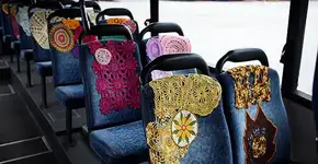 Crochês coloridos enfeitam assentos de ônibus na Finlândia