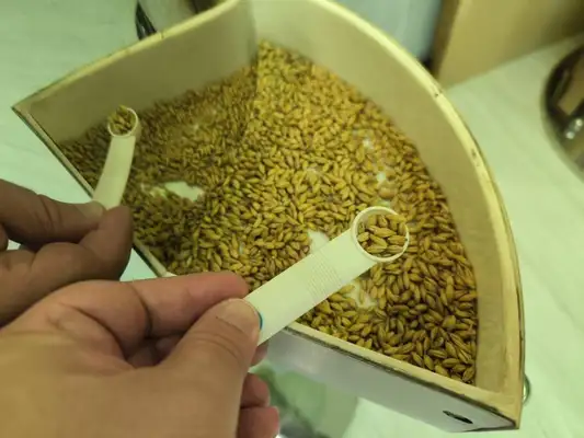 Tudo isso acontece em salas super didáticas e sensoriais onde é possível até cheirar e provar um grão de cereal de cevada e também de lúpulo e levedura