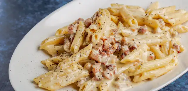Refeição rápida e deliciosa? Este macarrão cremoso de panela de pressão é a solução
