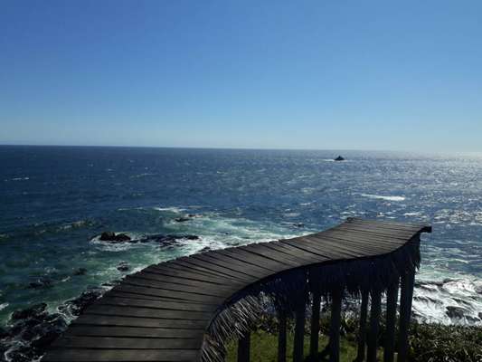 Mirante El Muelle de la Luz oferece uma vista privilegiada do Oceano Pacífico e do encontro do mar com o rio Chepu