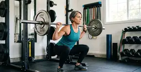 Quantas agachamentos por dia são suficientes para preservar a massa muscular após os 50 anos?