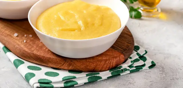 Polenta cremosa com ragu de calabresa é o abraço quente que o seu dia precisa