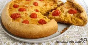 A receita de empadão cremoso de cebola que vai transformar o seu lanche da tarde