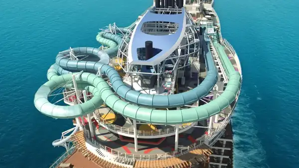 Aqua Slidecoaster, o primeiro híbrido de tobogã e montanha-russa em alto-mar do mundo