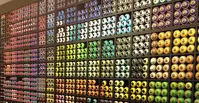 Loja de graffiti e arte urbana atrai profissionais e curiosos com música, exposições e muita tinta