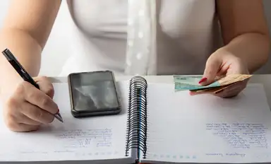 Este hábito simples é o que realmente separa quem enriquece de quem vive no aperto