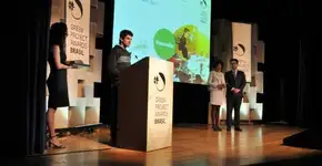 Projeto que transforma lixo de feira em flores é idealizado por jovem de São Paulo