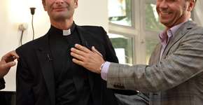 Padre declara ser gay e é “demitido” pelo Vaticano