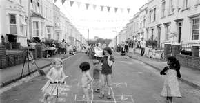 Sem espaço para brincar, crianças protestaram e conseguiram tirar automóveis de seu bairro