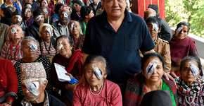 Médico devolve a visão a 130 mil pessoas carentes de graça no Nepal