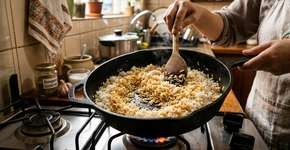Não é azeite nem alho: o segredo para deixar o arroz mais soltinho e saboroso