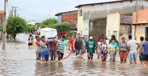 PE: prefeito ajuda moradores a retirar móveis de casas alagadas