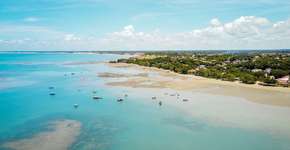 Prado (BA) tem praias quase desertas e cenários de tirar o fôlego