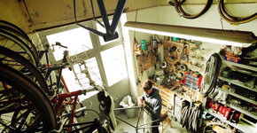 Grupo transforma carro de ferro velho em bicicleta