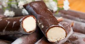 Sacolé com casquinha de chocolate diferentão e fácil de fazer