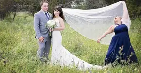 Madrinha tira holofote dos noivos e rouba a cena em fotos