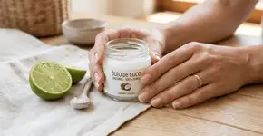 Aprenda a usar óleo de coco e limão nas unhas sem manchar para conquistar mãos rejuvenescidas