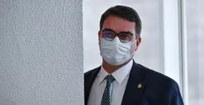 Flávio Bolsonaro é vaiado ao receber vacina em Brasília