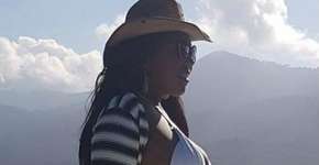 Mãe de Ludmilla posa de biquíni e vira febre na web