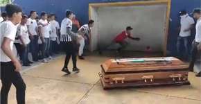 Adolescente morto por policiais ‘marca’ seu último gol durante funeral