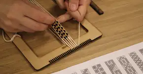 ‘Tecer-Programar’: Oficina de tecelagem com miçangas