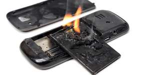 Celular explode enquanto mulher dormia e causa queimaduras