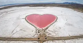 A NASA observa a Argentina a partir da Estação Espacial Internacional e detecta um enorme coração rosa com quase 10 quilômetros de largura, cuja cor não tem uma origem tão romântica quanto parece