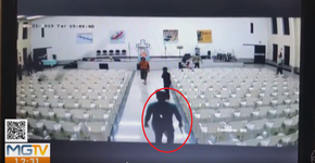 Vídeo mostra momento que homem invade igreja e mata fieis em MG