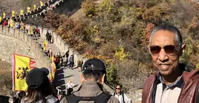 Empresário supera câncer e concilia tratamento com viagens pelo mundo