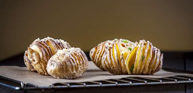 Você nunca mais vai fazer batata de outro jeito depois de experimentar as hasselback